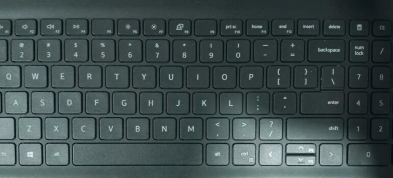 Bàn phím laptop hay hư? Đọc ngay 7 bí quyết bảo vệ cực hay