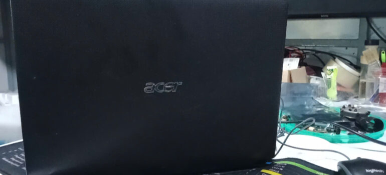 Laptop Acer Đang Dùng Bỗng Màn Hình Đen Thui? Đừng Lo, Có Cách Cứu! Laptop Acer Đang Dùng Bỗng Màn Hình Đen Thui? Đừng Lo, Có Cách Cứu!